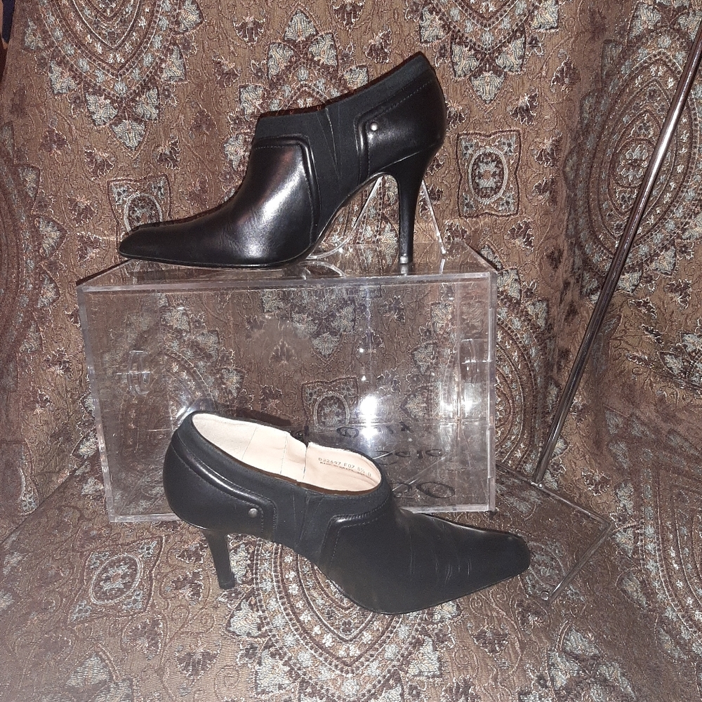 COLE HAAN BLACK Leather pumps  8 1/2 B